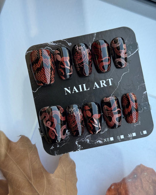 unghie finte press on ballerina con serpenti e foglie autunnali